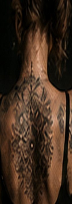 Fijne tattoo langs de ruggengraat